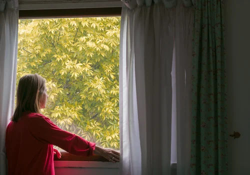 Dlaczego w andrzejki lepiej nie patrzeć przez okno? Ten przesąd może cię zaskoczyć!