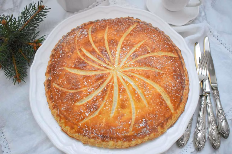Francuska tarta z kremem migdałowym frangipane - Galette des Rois na Trzech Króli