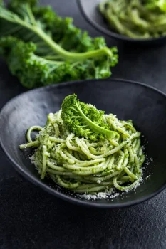 Spaghetti z jarmużowym pesto