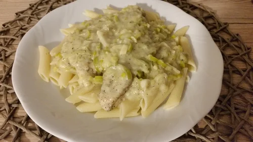 Piersi z kurczaka w sosie z porów