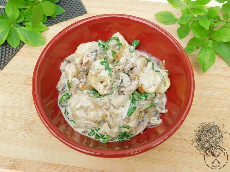 Tortellini w kremowym sosie z pieczarkami i karmelizowaną cebulą