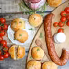 Bułeczki nadziewane kiełbasa i serem