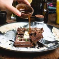 5 inspiracji na zimowe desery na ciepło – wykorzystaj sosy do deserów!