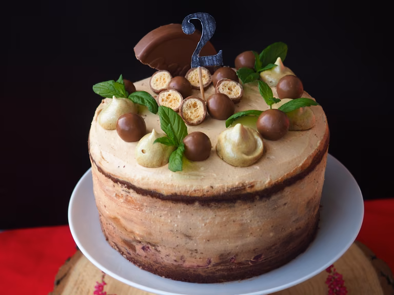 TORT KAWOWO-CZEKOLADOWY Z WIŚNIAMI