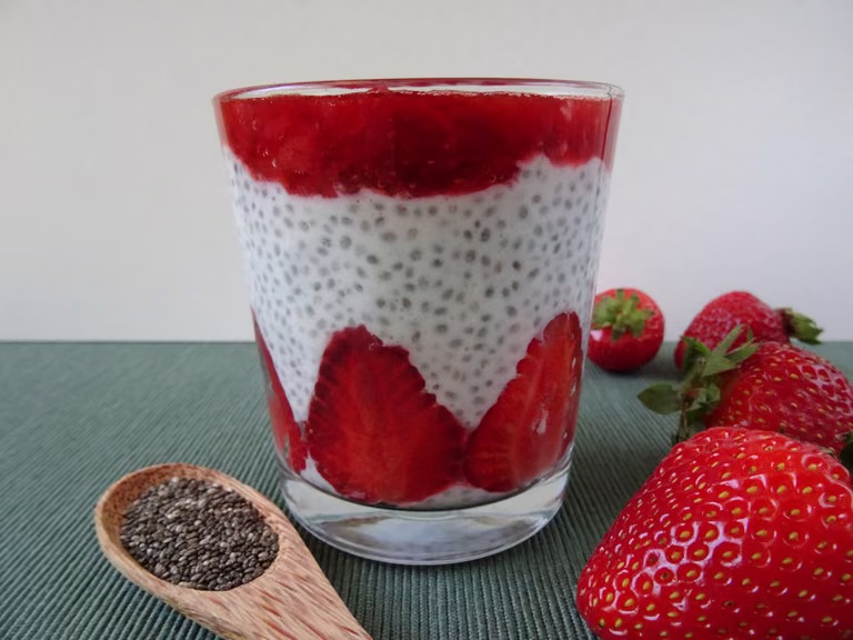 Jogurtowy pudding chia z truskawkami