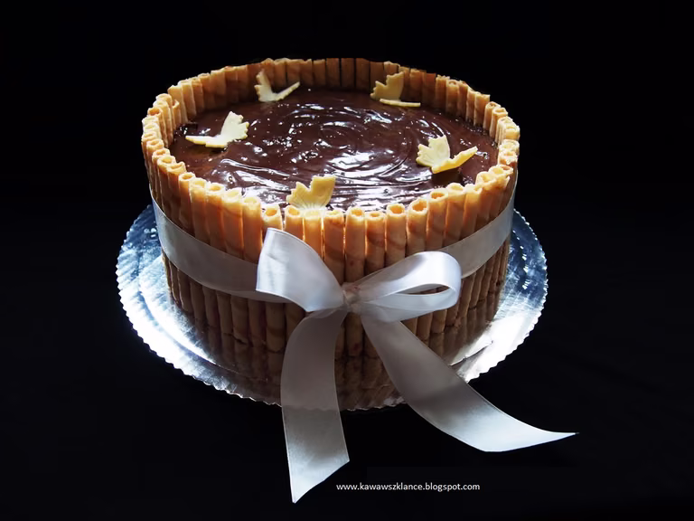 Tort tiramisu z karmelowo czekoladową polewą