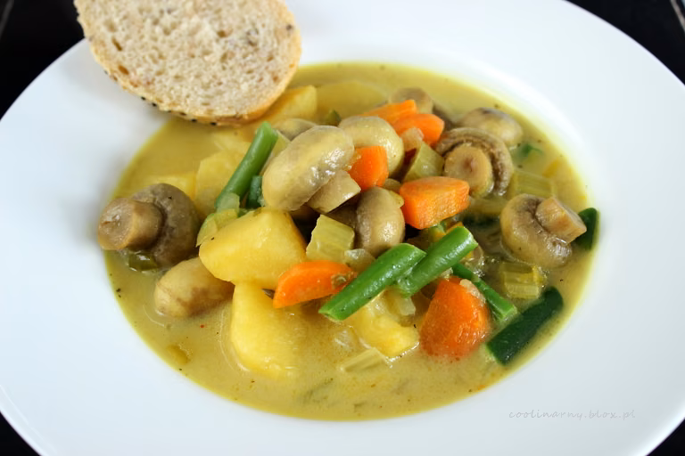 Jednogarnkowe: Wegetariańskie curry z pieczarkami i ziemniakami