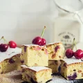Domowe ciasto z rabarbarem i czereśniami