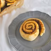 Drożdżowe ślimaczki z pesto z jarmużu i suszonych pomidorów