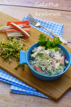 Sałatka  z makaronem ryżowym i surimi