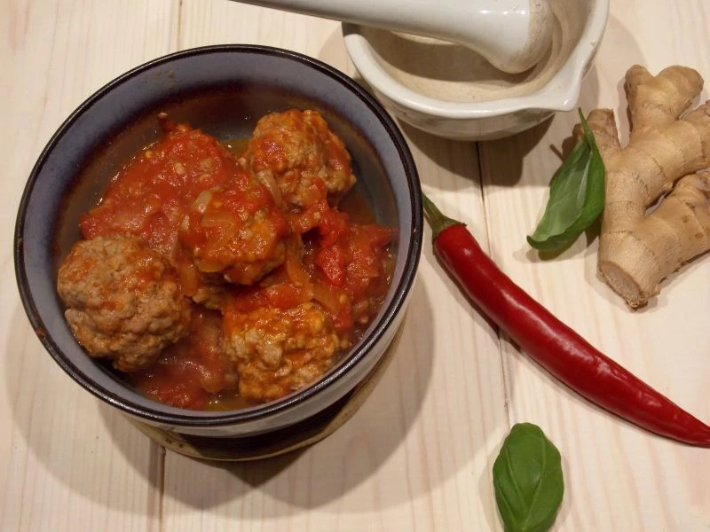 PULPECIKI WIEPRZOWO-WOŁOWE W PIKANTNYM SOSIE POMIDOROWYM