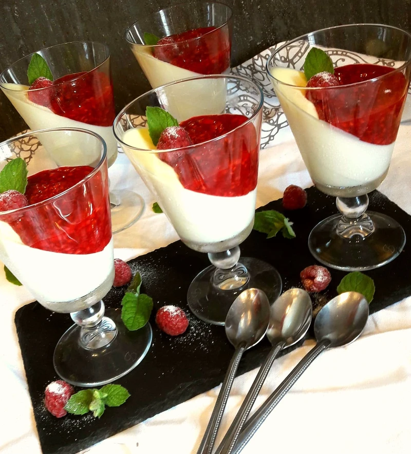 Panna cotta z malinami w pucharkach