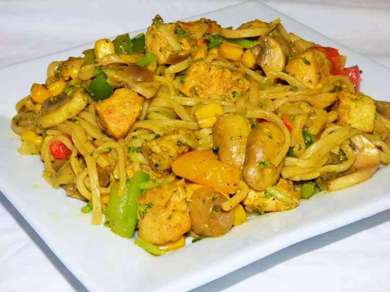 Noodles z kurczakiem, pieczarkami i warzywami