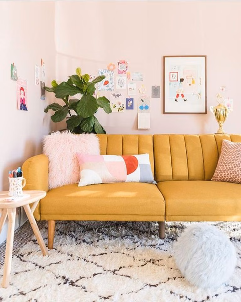 Żółta, odważna sofa