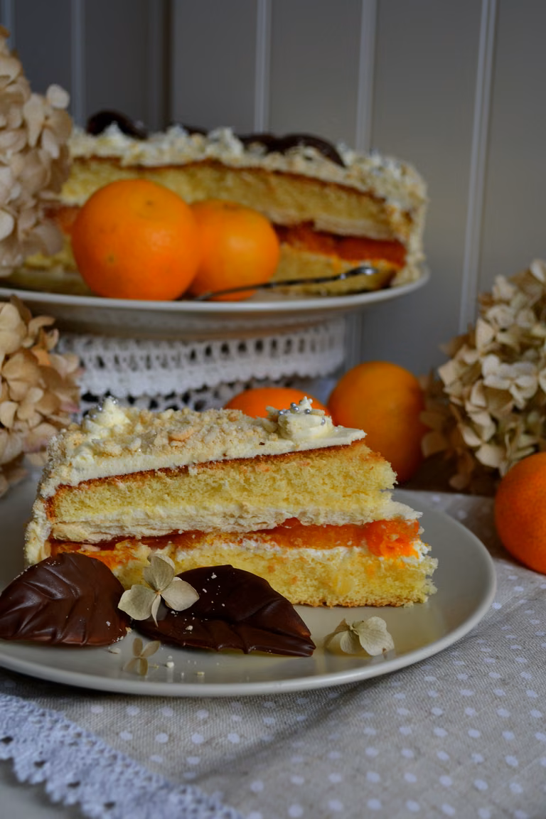 TORT MANDARYNKOWY Z BIAŁĄ CZEKOLADĄ