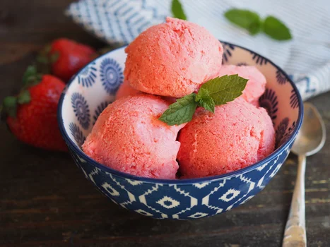 Domowe lody truskawkowe. Przepis krok po kroku