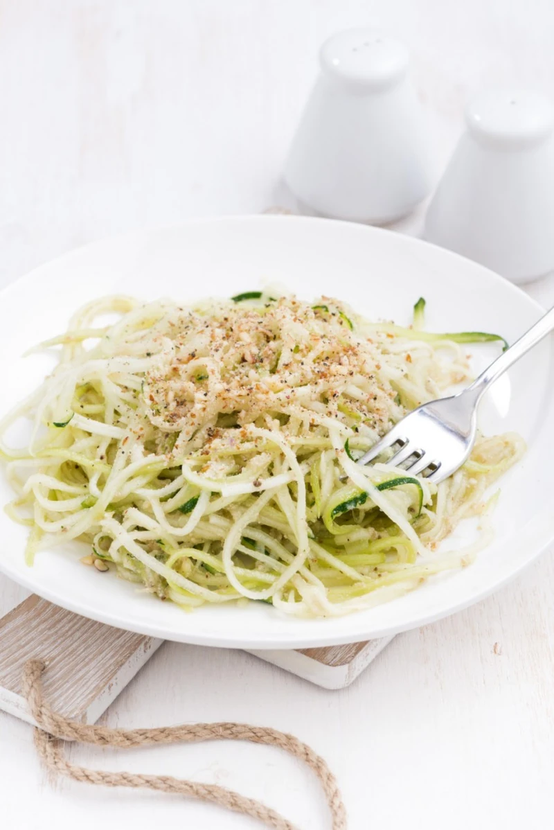 SPAGHETTI Z POMIDORKAMI, KABACZKIEM I PARMEZANEM