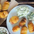 Sycące i tanie – Ziemniaki Hasselback z wegańskimi dipami w dwóch wersjach