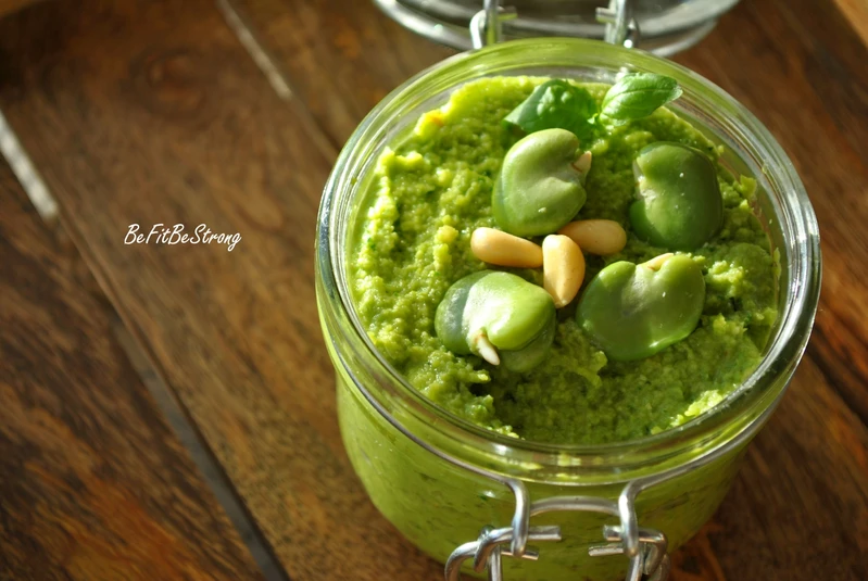 Pełne zdrowia pesto z bobu i bazylii