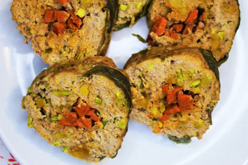 Pieczeń z mięsa wieprzowego z chorizo, morelami i pistacjami.