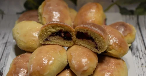 Drożdżówki z jagodami i porzeczką