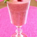 Koktajl z mrożonych malin na mleku kokosowym