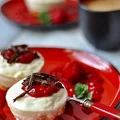 Jogurtowa Panna Cotta z musem truskawkowym