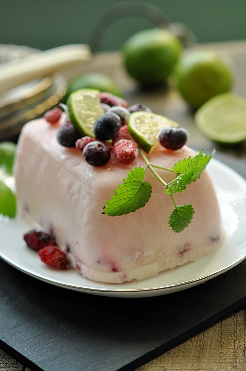 Piwne semifreddo z owocami