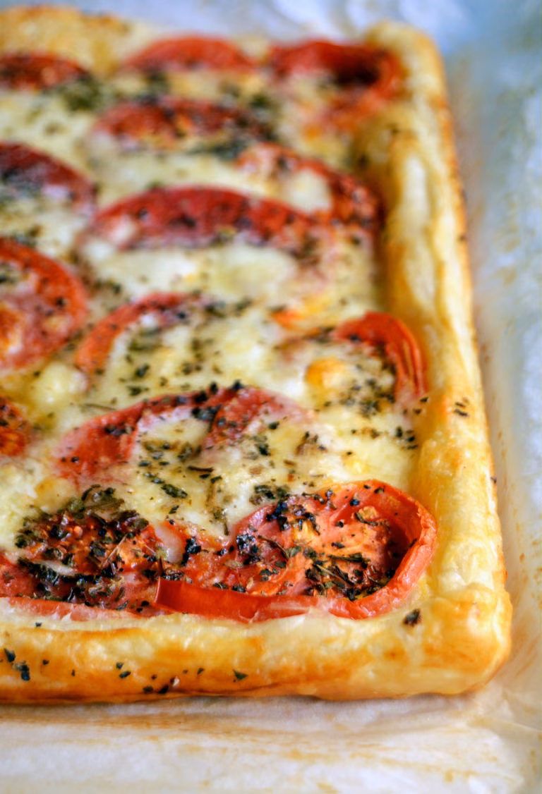 Pizza Caprese na cieście francuskim