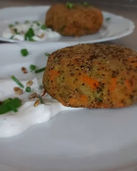 Kotlety z pieczonej marchewki i brokuła.