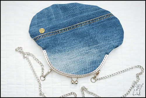 Torebka jeansowa zapinana na bigiel - T-Bags
