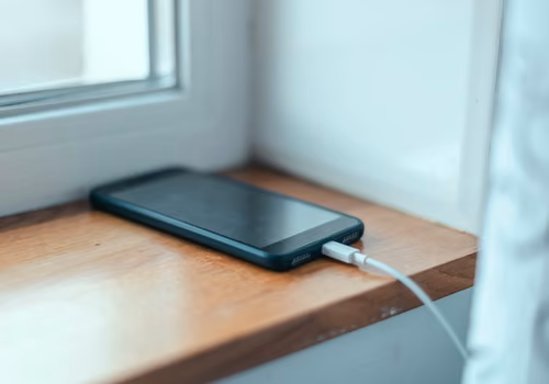 Telefon wyświetla komunikat o przegrzaniu? Oto jak oszczędzić baterię podczas upałów