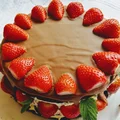Tort czekoladowo-śmietankowy z truskawkami