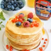 Pancakes z syropem klonowym i owocami lata