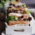 Kanapka ze stekiem, balsamicznymi grzybami