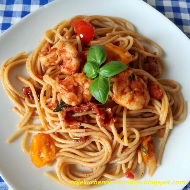 Spaghetti z krewetkami i suszonymi pomidorami