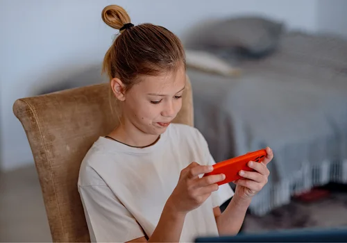 TikTok i Facebook z ograniczonym dostępem dla dzieci? Aplikacja sprawdzi wiek i potrzebna ma być pisemna zgoda rodzica