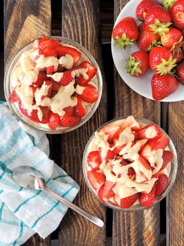 Orzechowo-migdałowy pudding chia z truskawkami (bez glutenu, bez cukru, wegański)