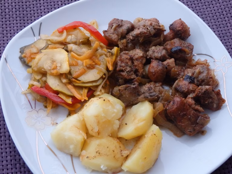Karkówka zapiekana z pieczarkami