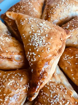 Trójkąty z ciasta francuskiego z pieczarkami, porem i serem żółtym