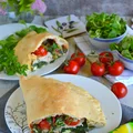 Calzone ze szpinakiem, pomidorkami, roszponką, szynką i mozzarellą