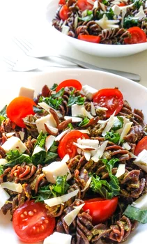 Sałatka z kakaowym makaronem pesto i jarmużem
