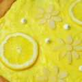 Mazurek na żytnim, kruchym spodzie z lemon curd
