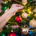 Kiedy powinno się ubrać choinkę? Odpowiedź może cię zaskoczyć!