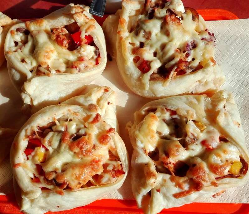 Łódeczki z kurczakiem,pieczarkami i fetą