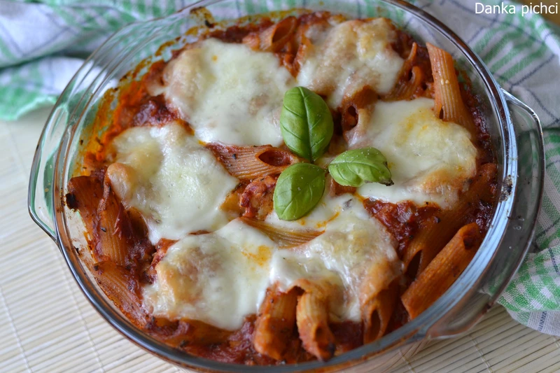 Zapiekanka makaronowa z kurczakiem i mozzarellą