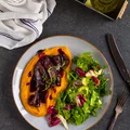 Kacze udka na dyniowym purée z sałatką z sosem vinegrette - food²