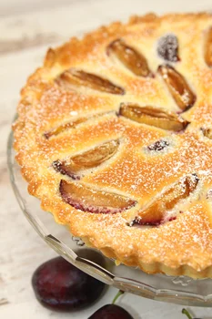 Tarta ze śliwkami i kremem