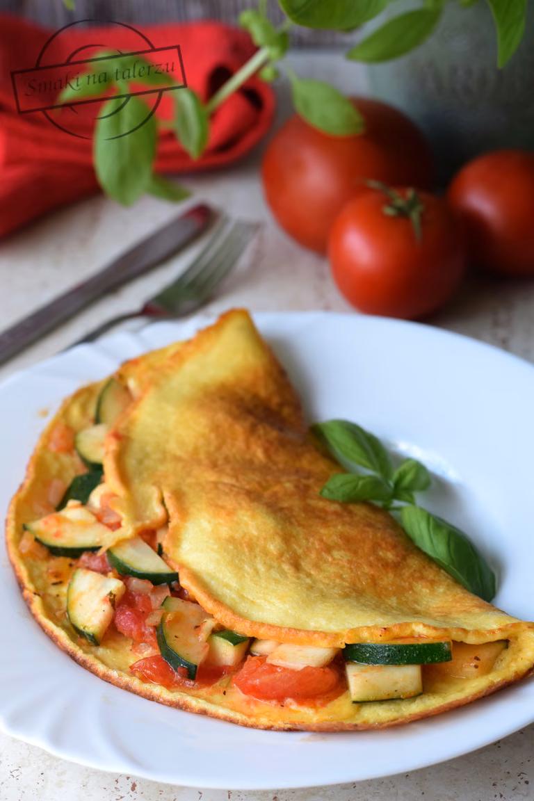Omlet z pomidorem, cebulą i cukinią
