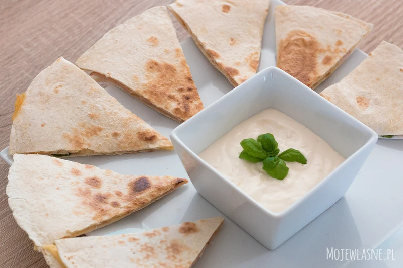 Tortilla z serem i szynką